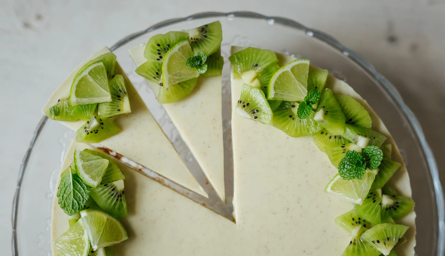  osvěžující jogurtový koláč s kiwi, kokosem & limetkou