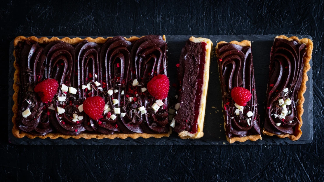 Láska na první křupnutí. Křehký koláč s&nbsp;čokoládovou ganache jako zásobárna endorfinů