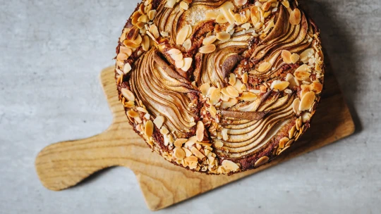 Nenápadný vzhledem, výrazný chutí. Vláčný hruškový koláč bez mouky voní po kardamomu & čokoládě