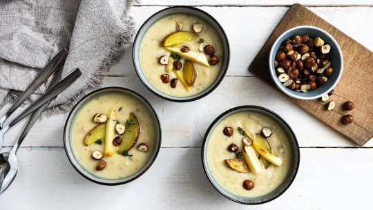 Milujeme Meatless Monday. Hustá pastináková polévka s&nbsp;lanýžovým olejem & křupavými lískovými ořechy