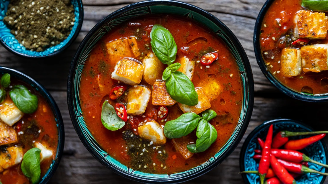 Vrzající polévka, co zahřeje. Uzená rajčatová s&nbsp;halloumi krutony, chilli & zaatarem