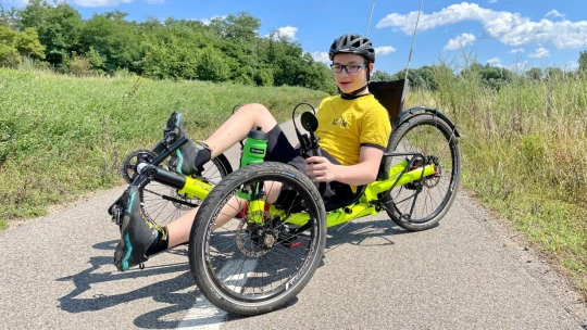 Kilometry v sedle pro handicapované. Nápad z Altronu posadil na kolo stovky lidí