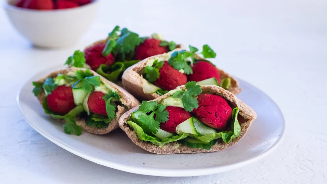 Zdravější než originál. Falafel z&nbsp;červené řepy vábí vůní už z&nbsp;trouby a&nbsp;na talíři hraje barvami