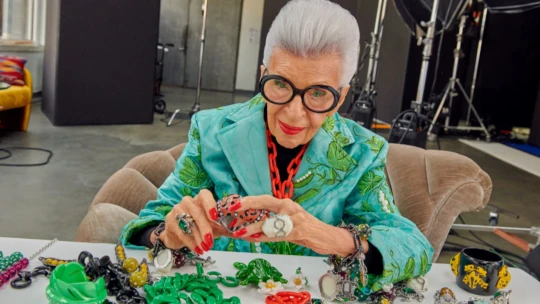 Módní ikonou i&nbsp;vlivnou podnikatelkou ve 100 letech. Iris Apfel boří zažité konvence