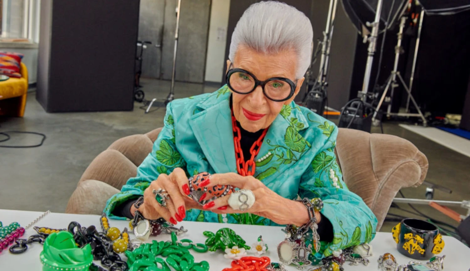 Módní ikonou i vlivnou podnikatelkou ve 100 letech. Iris Apfel boří zažité konvence