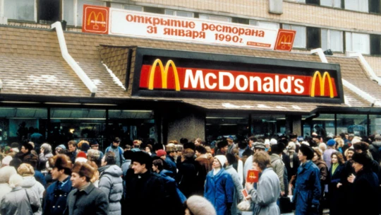McDonald’s klesl čtvrtletní zisk o 28 procent. Z velké části je na vině zavírání provozoven v Rusku