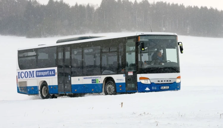 Autobus ve vánici