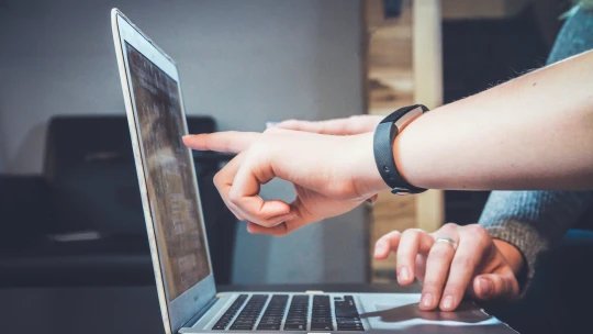 Běžní lidé se dočkají kyberútoků šitých na míru. Velkou roli v tom sehraje AI