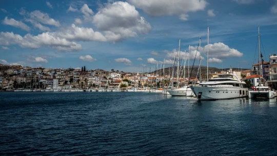 Jen plout a radovat se. Pět řeckých ostrovů, které si vychutnáte při prázdninách na jachtě