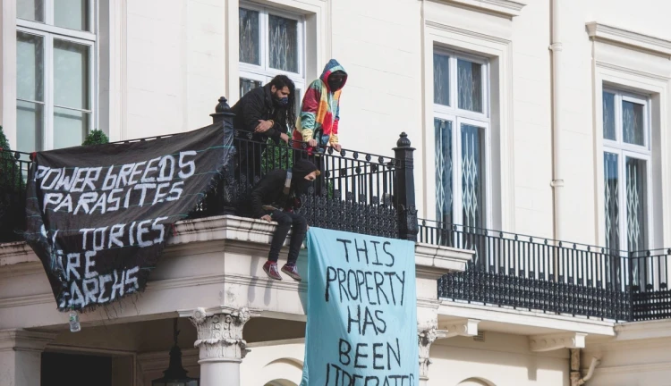 Squatteři obsazující londýnské sídlo Olega Deripasky