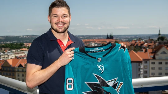 Hertl v&nbsp;Praze. NHL sem přiveze jeho Sharks, s&nbsp;Predators dorazí i&nbsp;Rittich