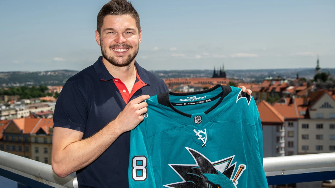 Hertl v&nbsp;Praze. NHL sem přiveze jeho Sharks, s&nbsp;Predators dorazí i&nbsp;Rittich