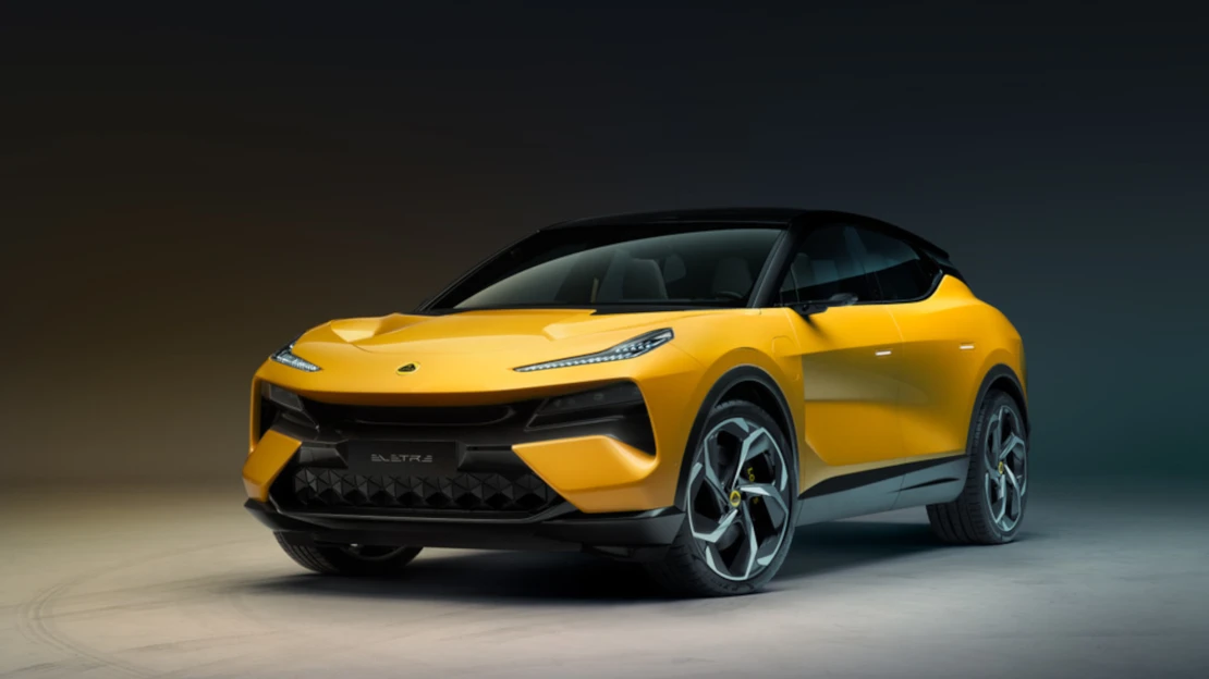 Rusové jsou bez aut, Musk má čtvrtou fabriku a&nbsp;Lotus ukázal brutální novinku