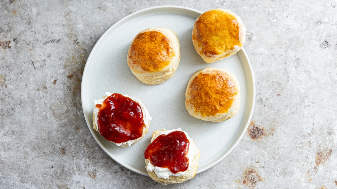 Cream tea aneb Anglické požitkářství v&nbsp;podobě scones s&nbsp;hustou smetanou & jahodovým džemem