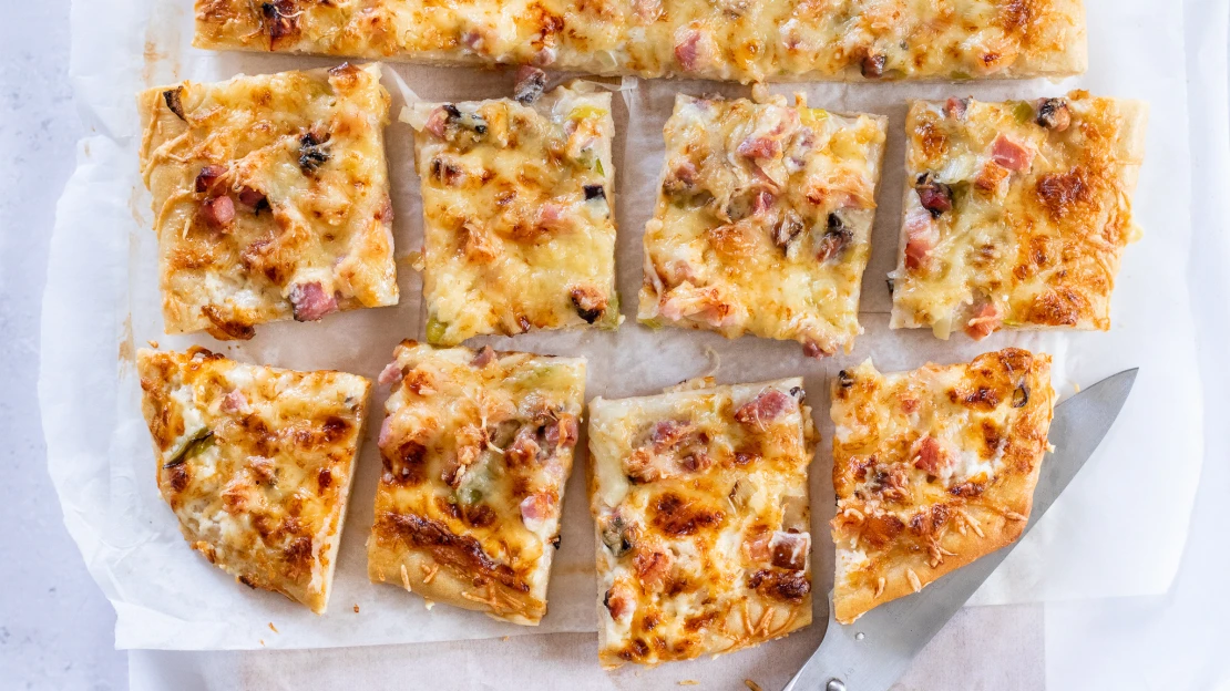 Víkendová rychlovka na plech, která z&nbsp;něj zmizí dřív, než řeknete „tarte flambée“