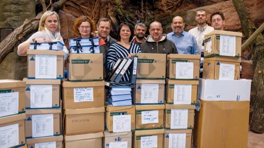 Gorily mají nový pavilon a Česko je sto let za opicemi. Obojí ukázala jediná fotografie