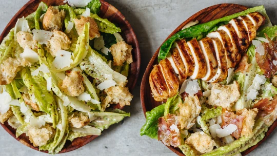 Prostě dobrý salát. Naučte se perfektní Caesar ve verzi pro tradicionalisty i milovníky masa
