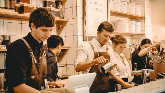 Ukrajinci se hlásí o práci. Češi musí počítat, že v restauracích budou mluvit anglicky
