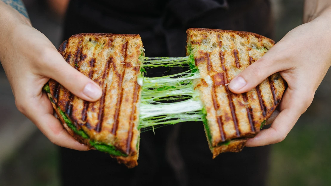 Grilled cheese pro bydlenky i&nbsp;alkoholiky. S&nbsp;pestem z&nbsp;medvědího česneku