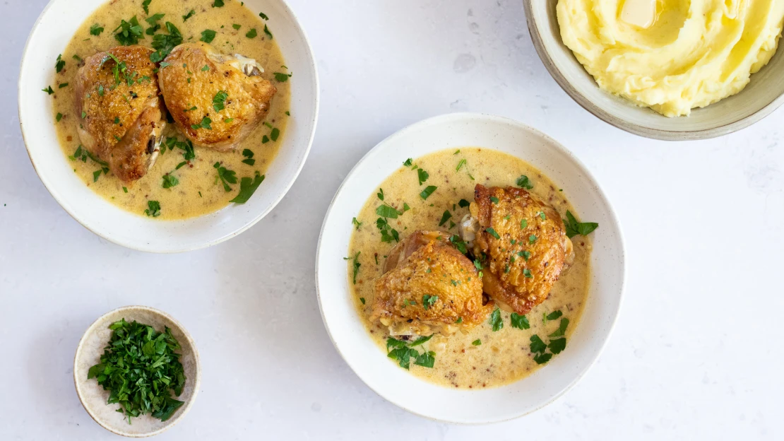 Jedna pánev, křupavé kuře & lahodná hořčičná omáčka. Vařte s&nbsp;minimem nádobí i&nbsp;ingrediencí