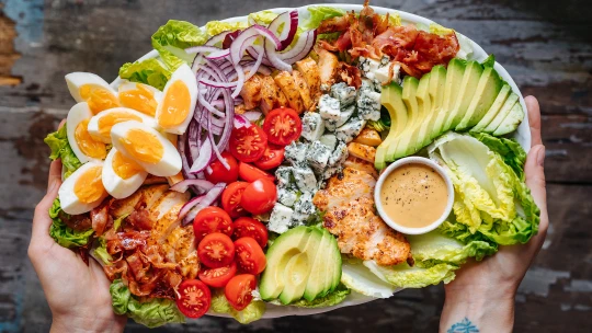 Salát pro lidi, co nesnáší saláty. Cobb s vejci, kuřetem & slaninou