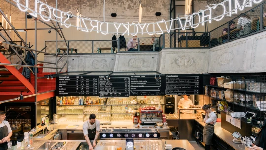 Tapas a&nbsp;pivo v prvorepublikovém kině na Smíchově. Tomuhle místu fortel nechybí