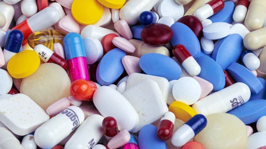Češi mají k&nbsp;dispozici jen polovinu nových léků co Němci. Farmaceutické firmy chtějí změnu