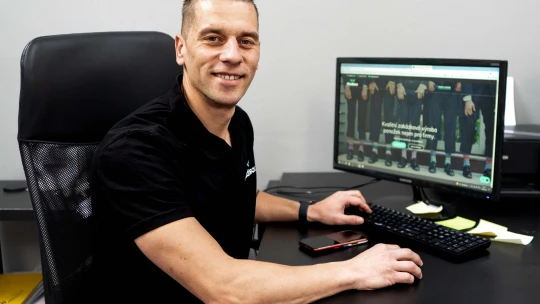 Příběh Applu mu pomohl nastartovat byznys. Dnes vyrábí ponožky pro světové značky