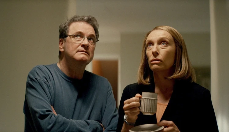 Záběr ze seriálu Schodiště, Colin Firth a Toni Collette