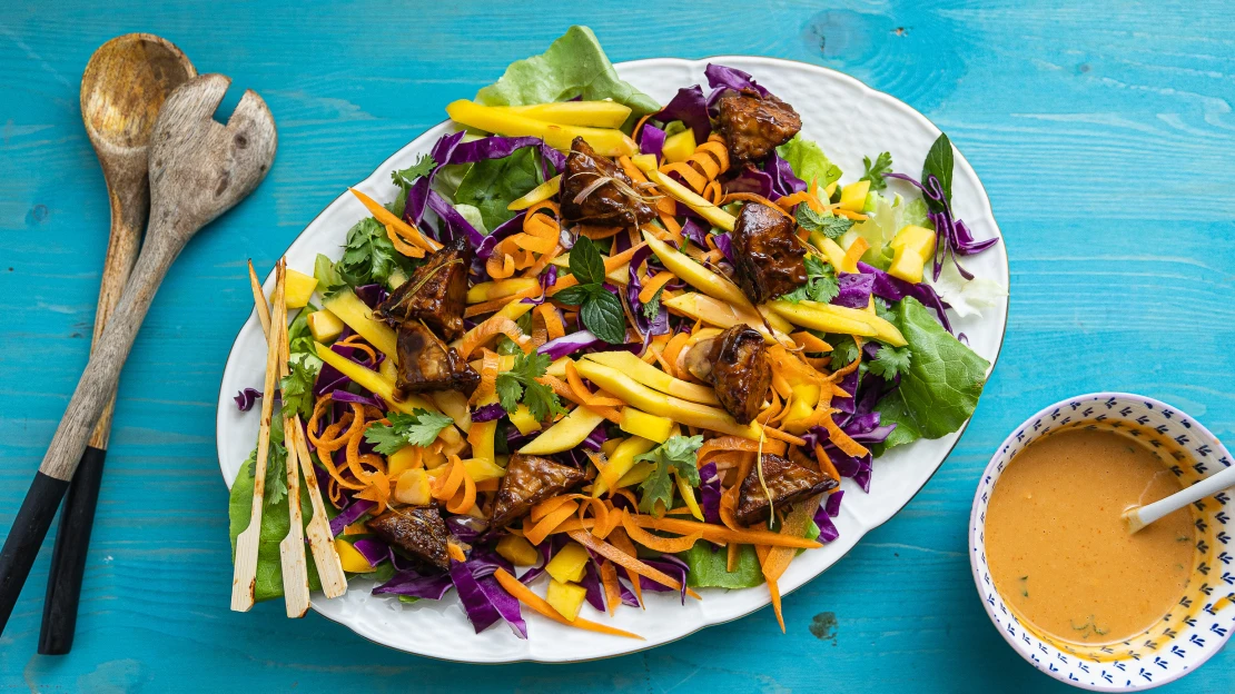 Rychlý, křupavý & chladivý. Mango salát s&nbsp;arašídovým dresinkem je perfektní do horkých dní i&nbsp;na garden party
