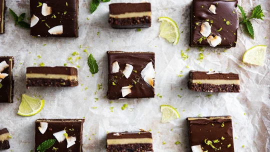 Vypečte se na pečení. Nepečené vegan řezy s mátou jsou nabité energií a spoustou zdravých surovin