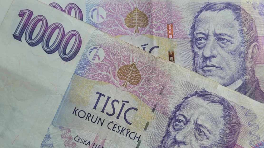 Pozor, nutná výměna! Ve čtvrtek končí platnost bankovek s&nbsp;tenkým proužkem