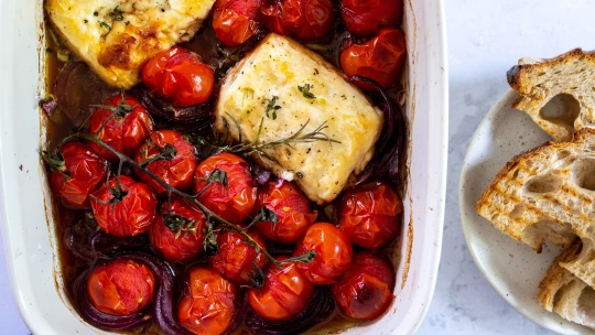 Po mase si ani nevzdechnete. Pečený halloumi s&nbsp;rajčaty má víc šťávy než steak