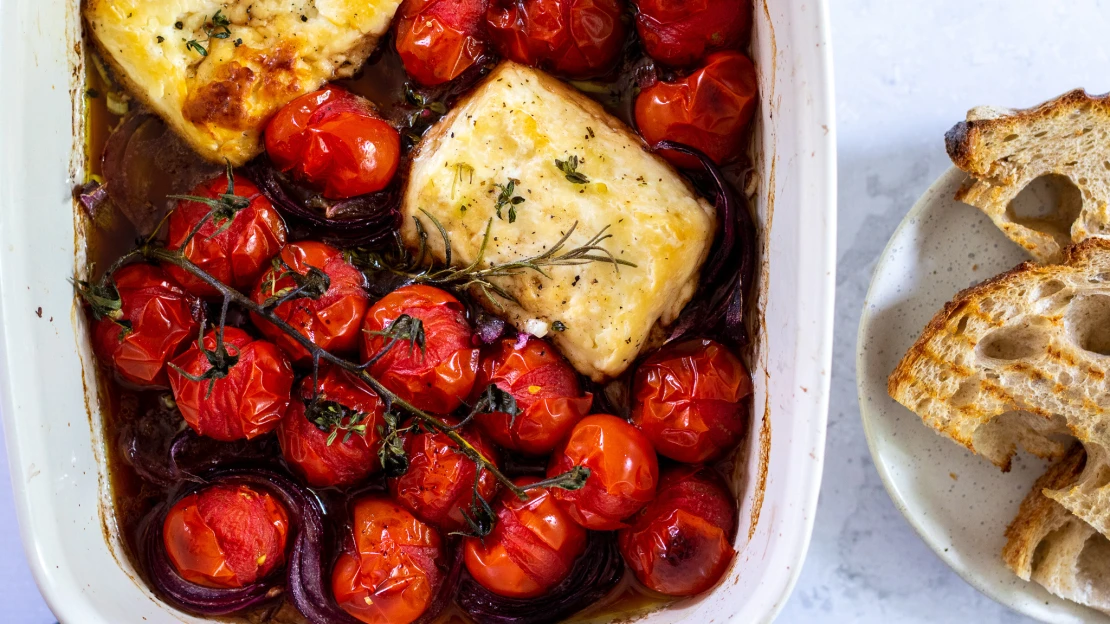 Po mase si ani nevzdechnete. Pečený halloumi s&nbsp;rajčaty má víc šťávy než steak