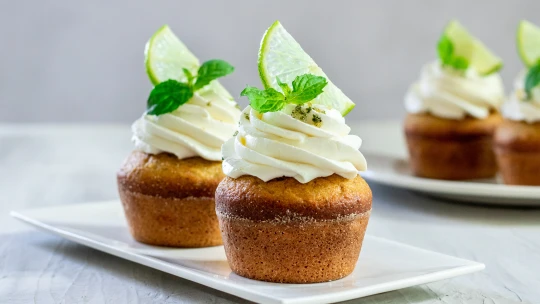 Vypít nebo sníst? Mojito cupcakes jsou ideální dezert na letní party, rozlučky i narozeniny