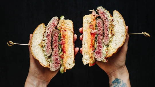 Řecký burger nebo koprovka v&nbsp;housce? Říkejte mu, jak chcete, ale rozhodně ho ochutnejte