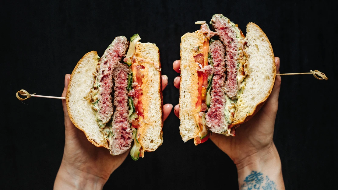 Řecký burger nebo koprovka v&nbsp;housce? Říkejte mu, jak chcete, ale rozhodně ho ochutnejte