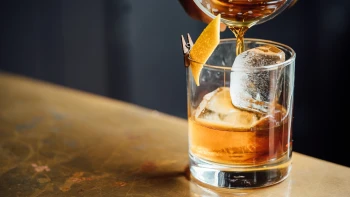 Ranní výběr: Hodnota zlata kvůli clům roste. Půjde nahoru i cena alkoholu?