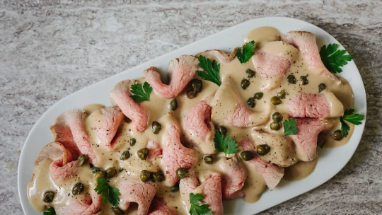 Vitello tonnato ve verzi pro vytížené. Piemontská specialita s&nbsp;telecím roastbeefem & lehce bizarní omáčkou
