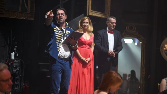 Noc v&nbsp;opeře. Na největší charitativní večeři v&nbsp;Česku létaly artistky i&nbsp;miliony