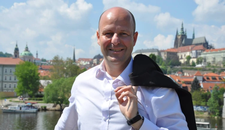 Petr Hlubuček před panoramatem Pražského hradu