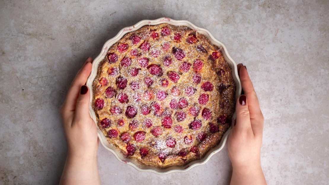 Rychlejší & šťavnatější než bublanina. Ochutnejte francouzský clafoutis s&nbsp;třešněmi