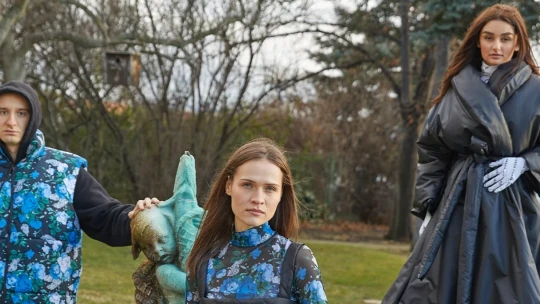 Óda na češství a parodie  velikánů. Jarda Praha je osvěžení české módní scény