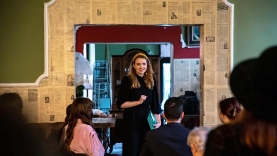 Literatura je sexy. Influencerka se převléká za slavné spisovatele a točí o nich videa