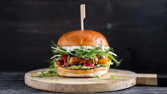 Grilujte bez masa a&nbsp;do 20 minut můžete servírovat: halloumi burger s&nbsp;avokádem & jalapeño