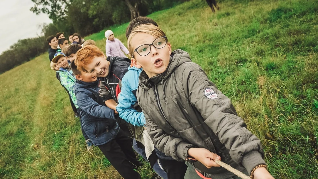 Chci domů! Kdy dítě okamžitě odvézt z&nbsp;letního tábora?