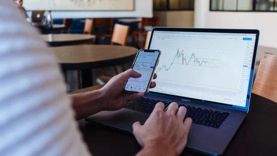 Jste ready investovat online? Jak se neztratit v algoritmech