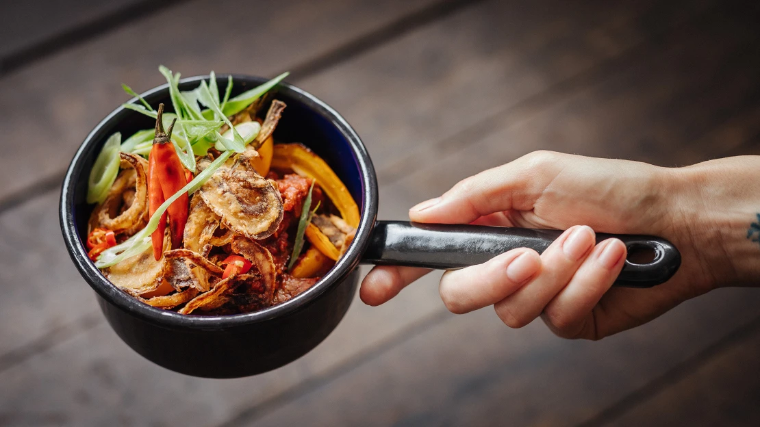Chalupářské guilty pleasure z&nbsp;plovoucího pivovaru. Buřty na černém pivu & chilli chutnají i&nbsp;v&nbsp;centru Prahy