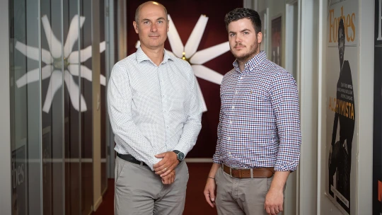 Kdy začít s investováním? Když trhy klesají, radí manažeři Portu a Air Bank