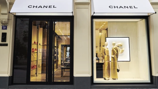 Spojení módních gigantů? Chanel má zájem o převzetí značky Prada